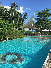 Savoy Seychelles Resort & Spa : mit 700 qm der größte Swimmingpool auf den Inseln  (©Foto. Martin Schmitz)